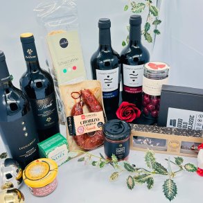 Julekurv med r�dvin og delikatesser