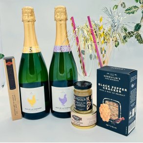 Gavekurv med champagne og delikatesser